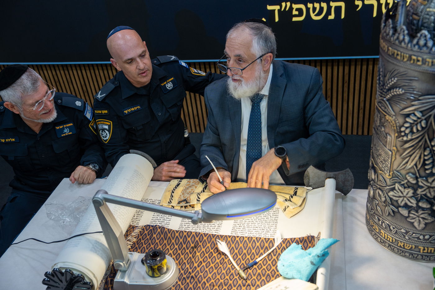 תיעוד מהכנסת ספר התורה למשטרה