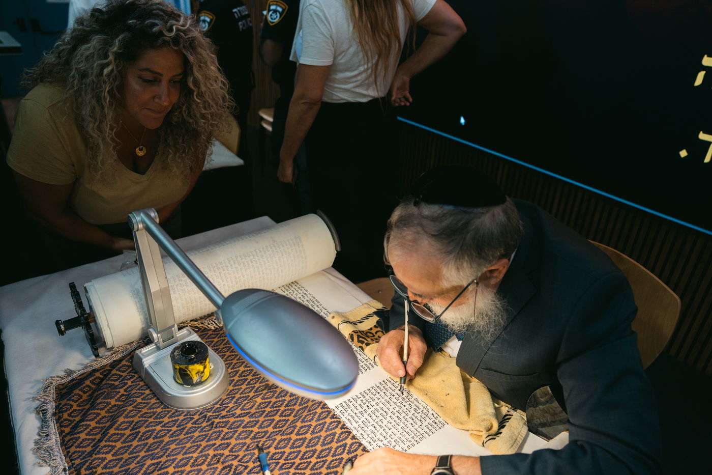 תיעוד מהכנסת ספר התורה למשטרה