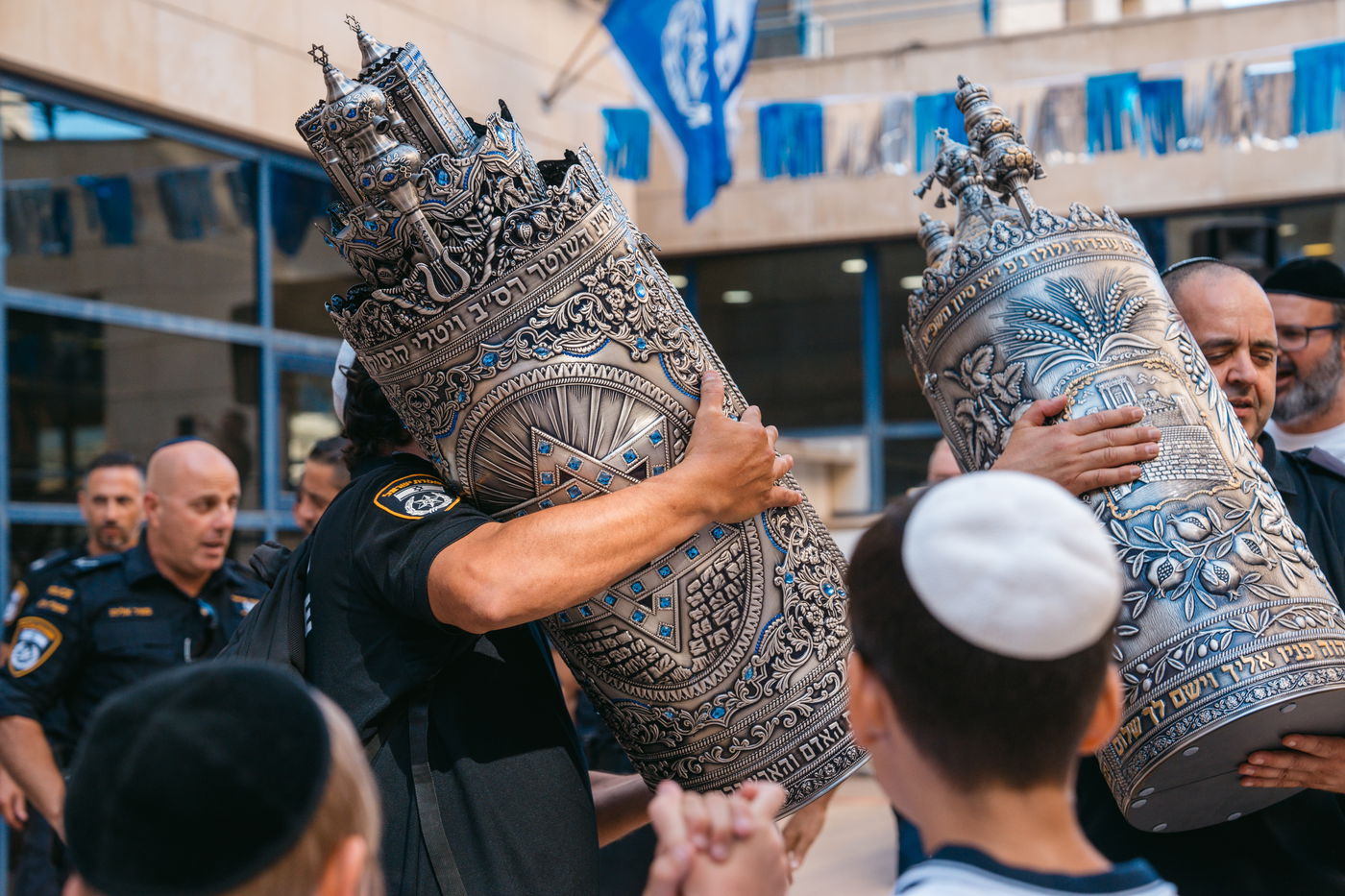 תיעוד מהכנסת ספר התורה למשטרה
