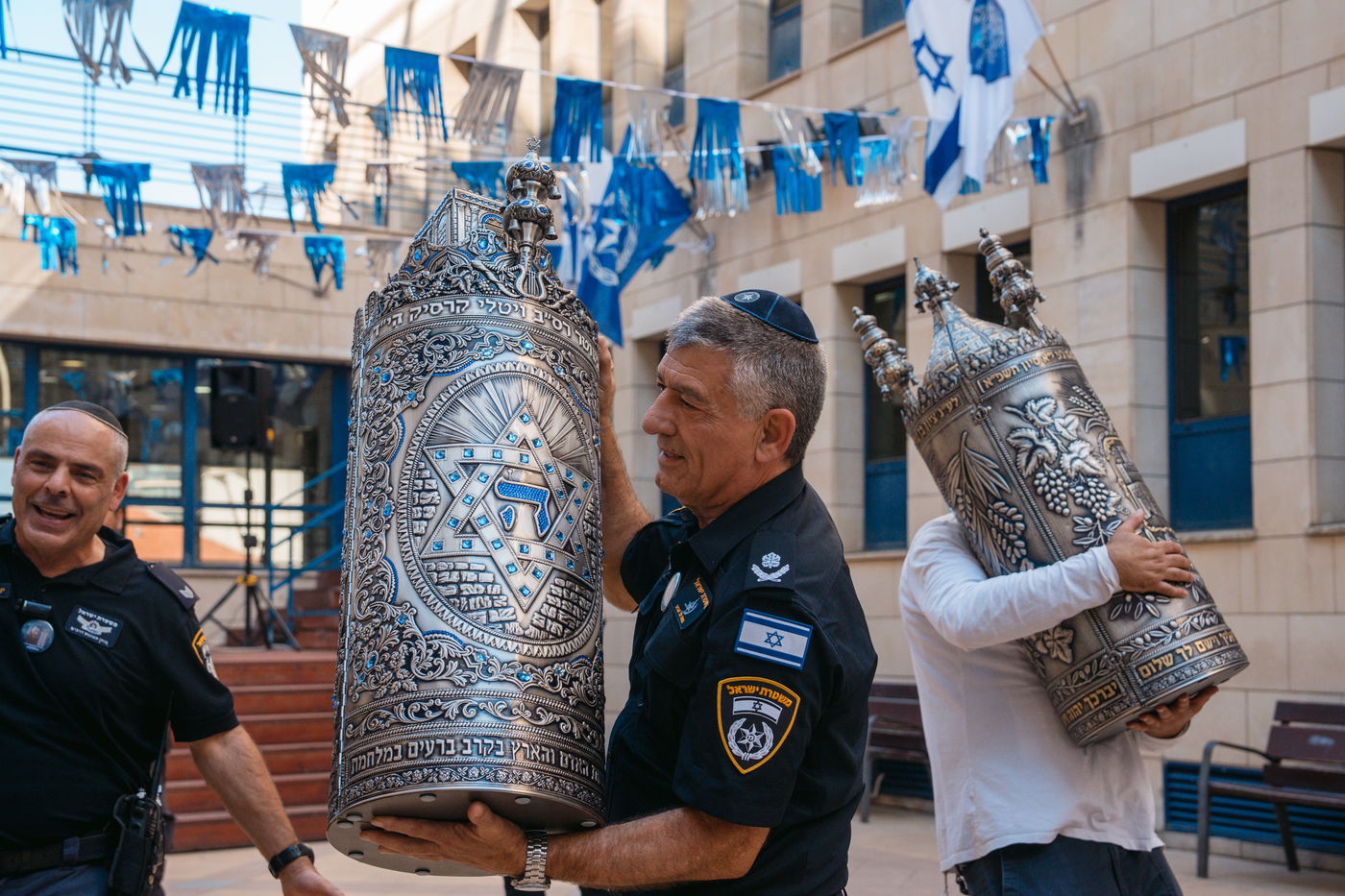 תיעוד מהכנסת ספר התורה למשטרה