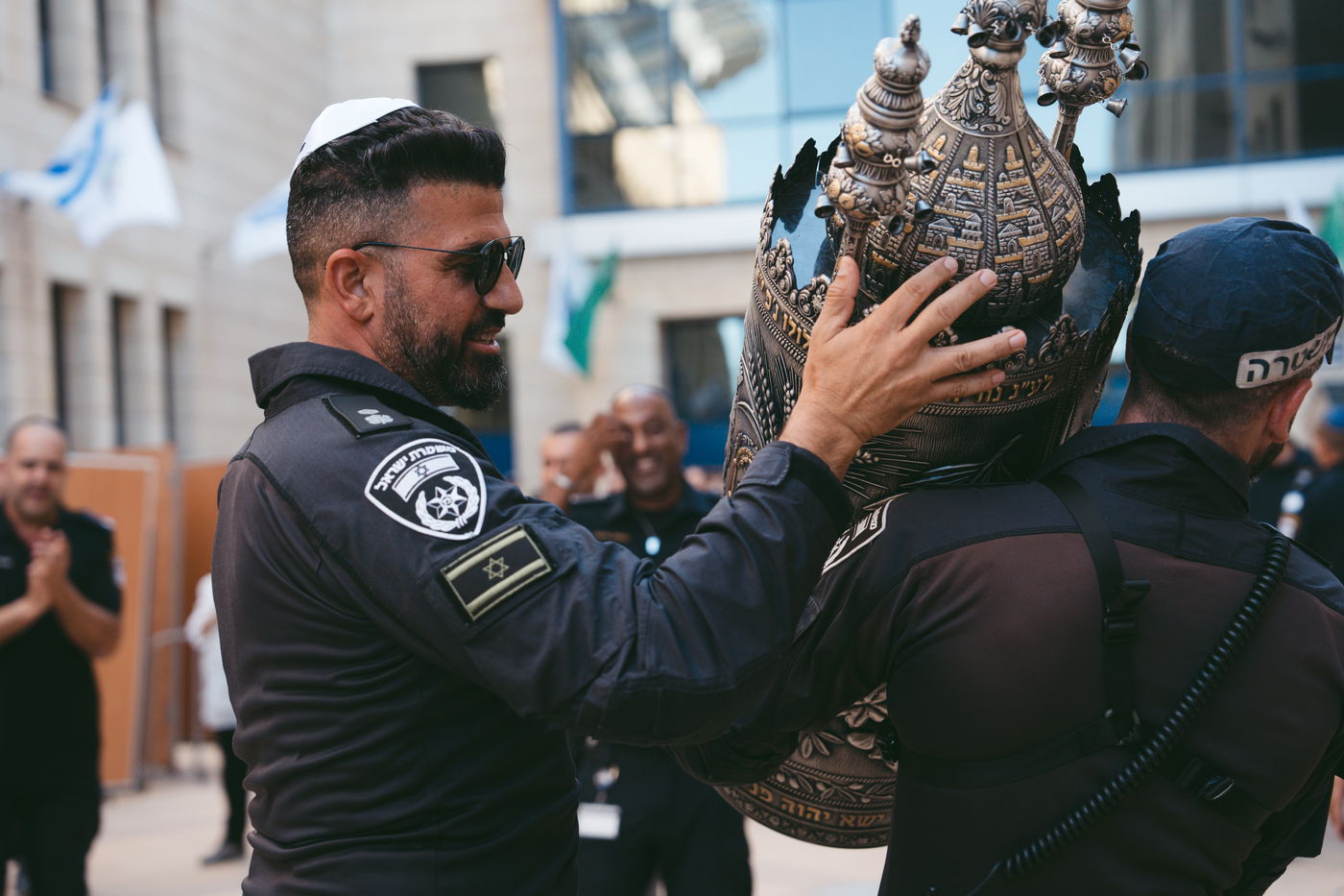 תיעוד מהכנסת ספר התורה למשטרה