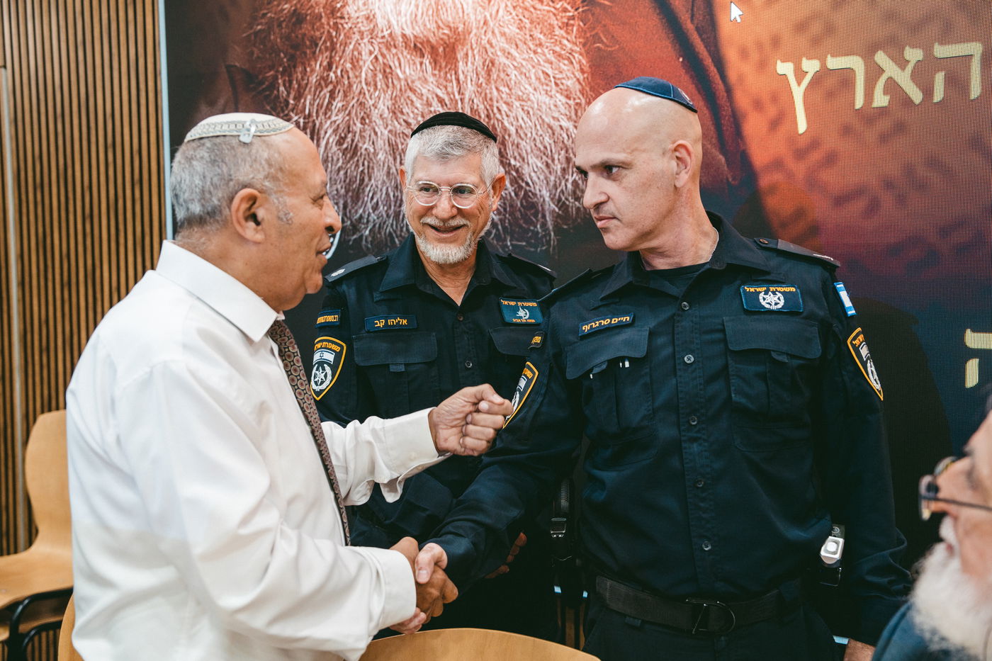 תיעוד מהכנסת ספר התורה למשטרה