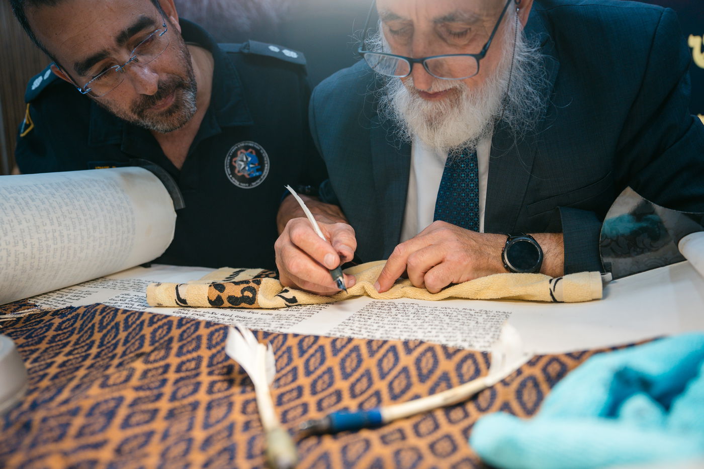 תיעוד מהכנסת ספר התורה למשטרה