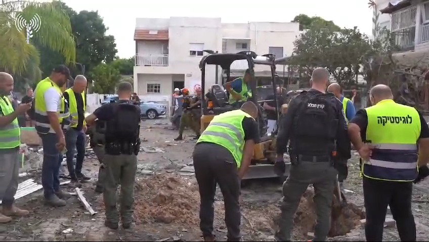 לוחמי פיקוד העורף בזירת פגיעה ישירה היום בקריית ביאליק