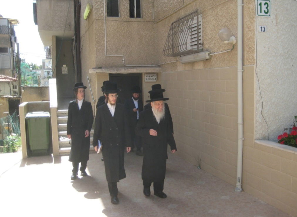 הגה"צ רבי שמואל הלוי וואזנר זצ"ל ביציאה מביתו