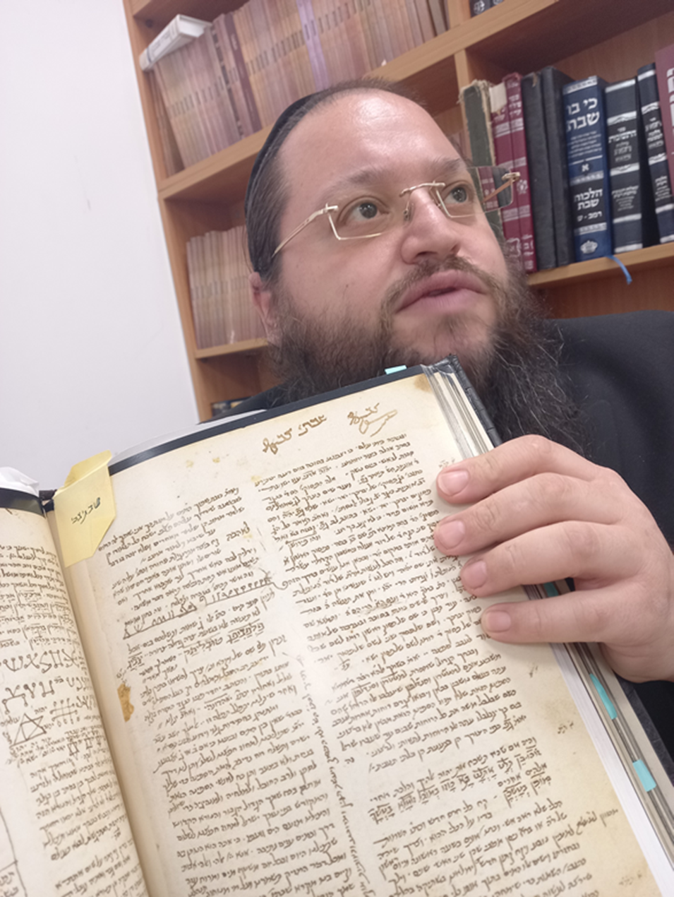 חתימת משיח השקר המפורסם שבתאי צבי בספר קבלי. מתוך שיעור שמסר הג"ר רבי חיים פוקס