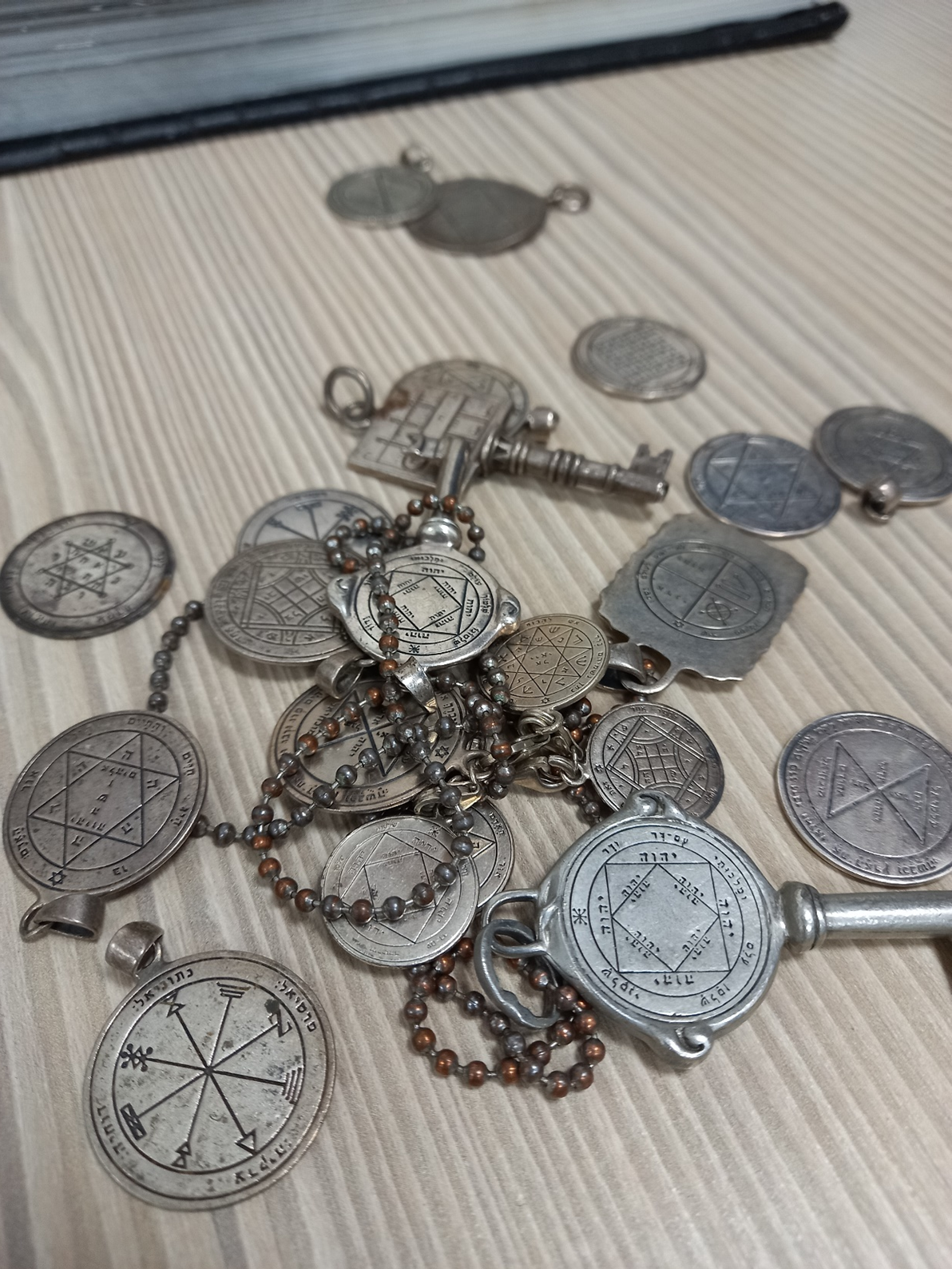 קמיעות קבלים עם צורות ומוטיבים נוצרים. מתוך שיעור שמסר הג"ר רבי חיים פוקס חוקר כתבי קבלה וקמיעות