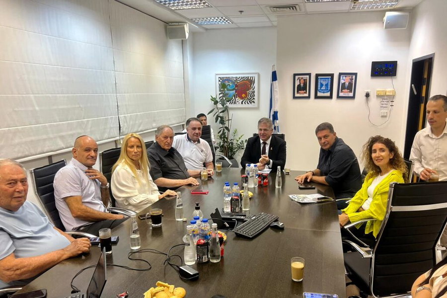 ישיבה לילית עם שר החינוך קיש בנושא המשבר