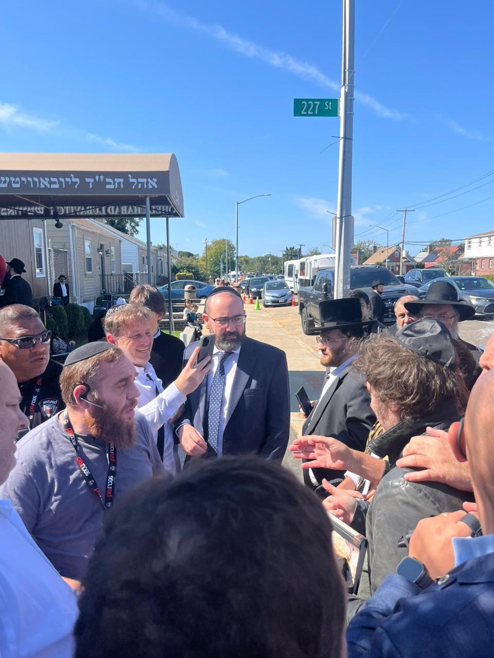 בדרך לעצרת האו"ם עוצרים באוהל | הנשיא מיליי בציון הרבי