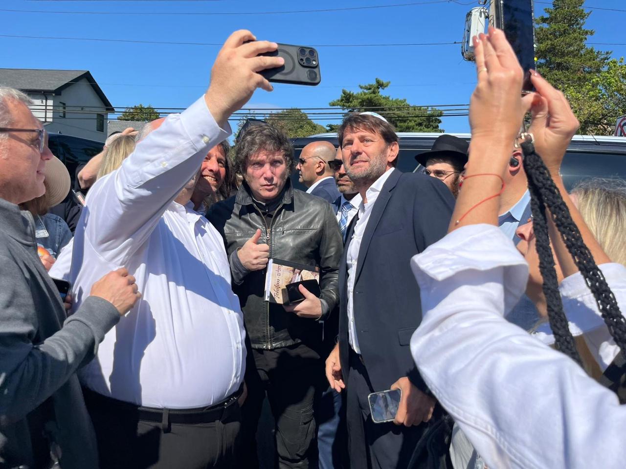 בדרך לעצרת האו"ם עוצרים באוהל | הנשיא מיליי בציון הרבי