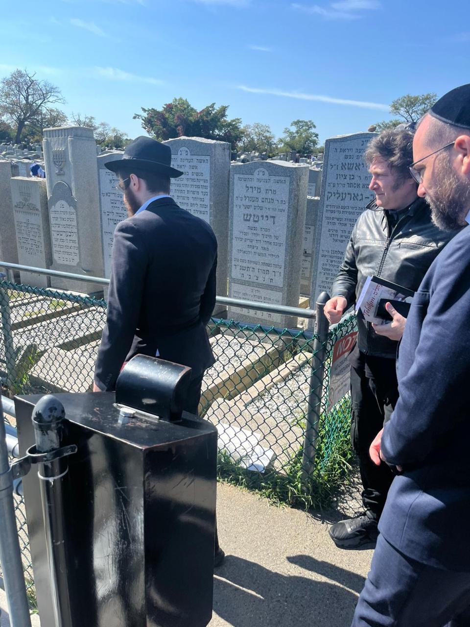 בדרך לעצרת האו"ם עוצרים באוהל | הנשיא מיליי בציון הרבי