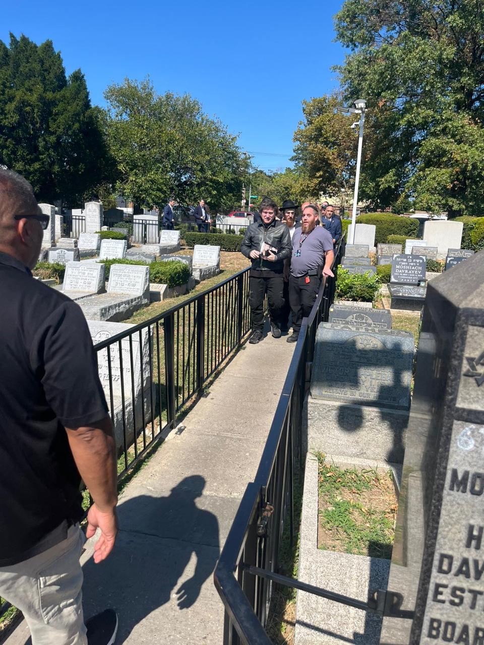 בדרך לעצרת האו"ם עוצרים באוהל | הנשיא מיליי בציון הרבי