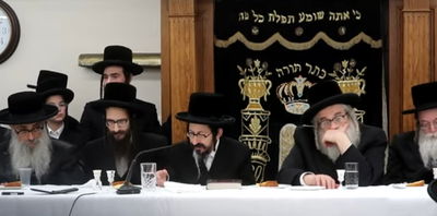 האדמו"ר מסקולען בהיכל בית מדרשו בבורו פארק