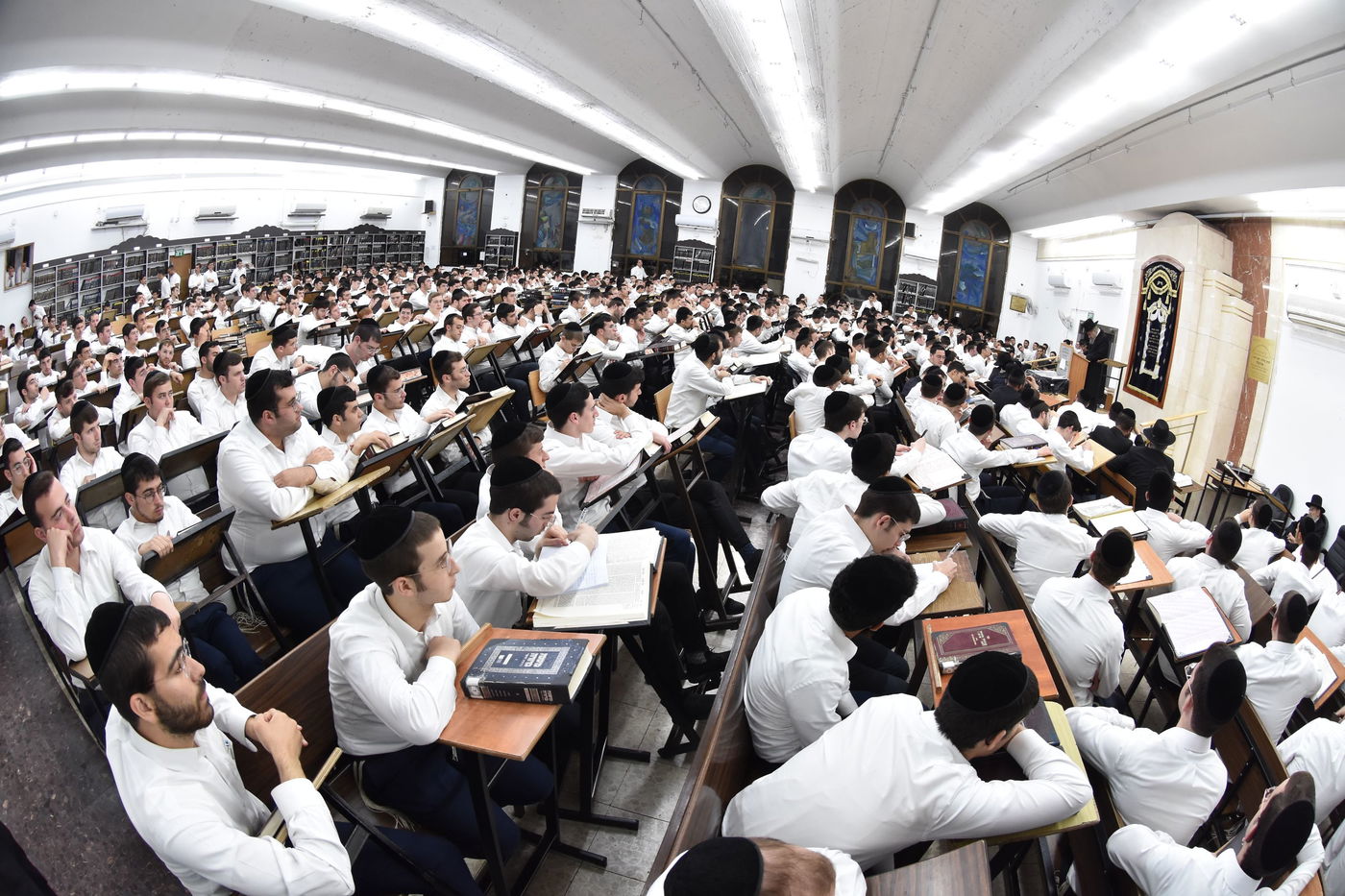 הגאון רבי דב לנדו בשיחה בהיכל ישיבת גרודנא בבאר יעקב 