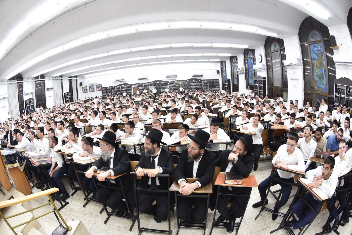 הגאון רבי דב לנדו בשיחה בהיכל ישיבת גרודנא בבאר יעקב 