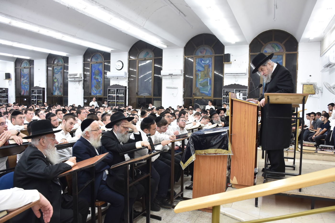 הגאון רבי דב לנדו בשיחה בהיכל ישיבת גרודנא בבאר יעקב 