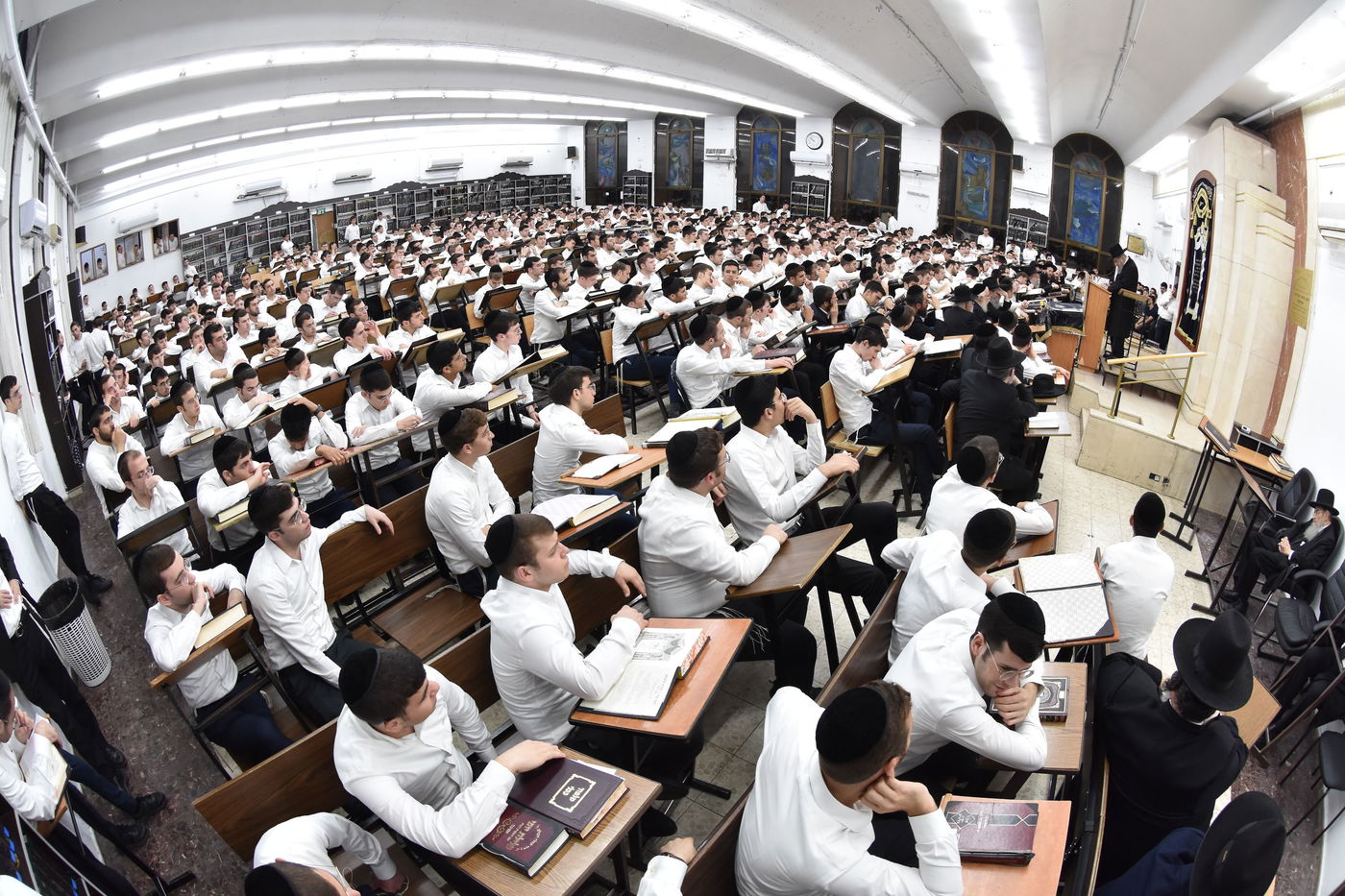 הגאון רבי דב לנדו בשיחה בהיכל ישיבת גרודנא בבאר יעקב 