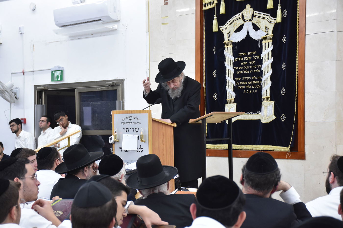 הגאון רבי דב לנדו בשיחה בהיכל ישיבת גרודנא בבאר יעקב 