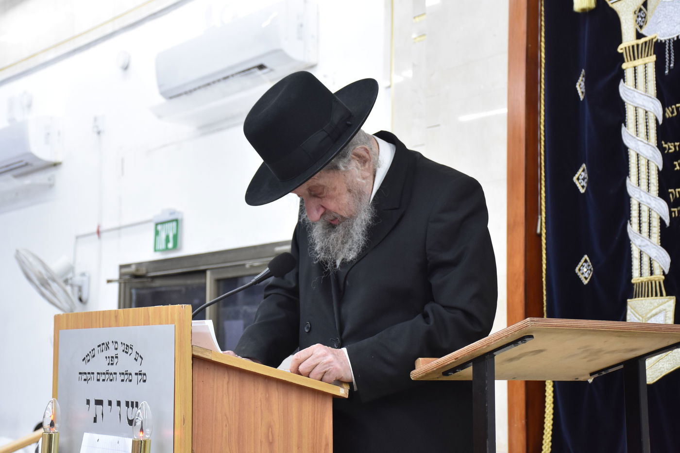 הגאון רבי דב לנדו בשיחה בהיכל ישיבת גרודנא בבאר יעקב 