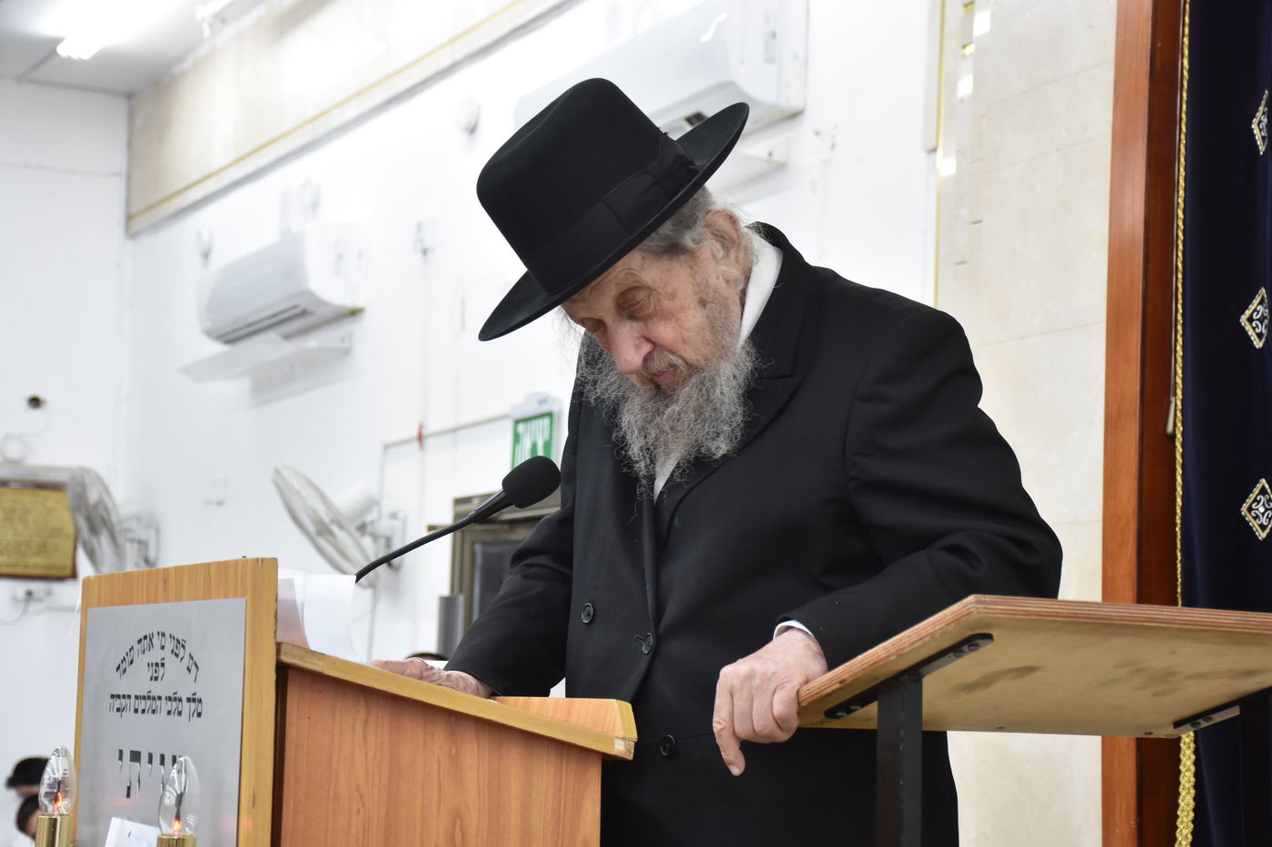 הגאון רבי דב לנדו בשיחה בהיכל ישיבת גרודנא בבאר יעקב 