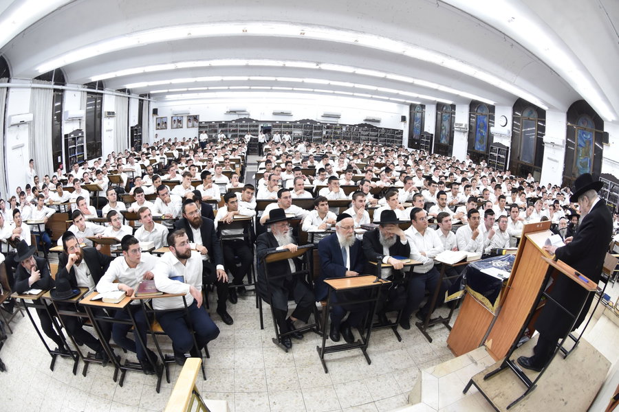 הגאון רבי דב לנדו בשיחה בהיכל ישיבת גרודנא בבאר יעקב