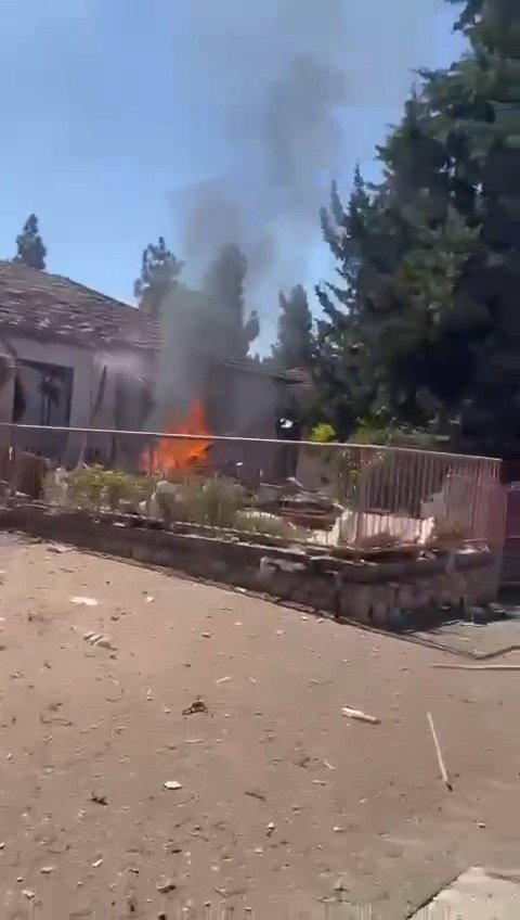 "יש מישהו בבית?" | צפו ברעי האימה הדרמטיים אחרי הפגיעה הישירה בצפת, היום