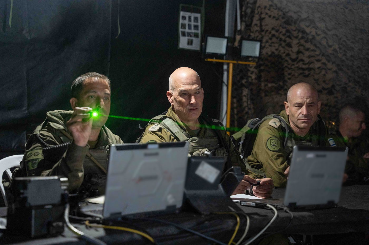 המפקד גורדין עם מפקדי ולוחמי חטיבה 7