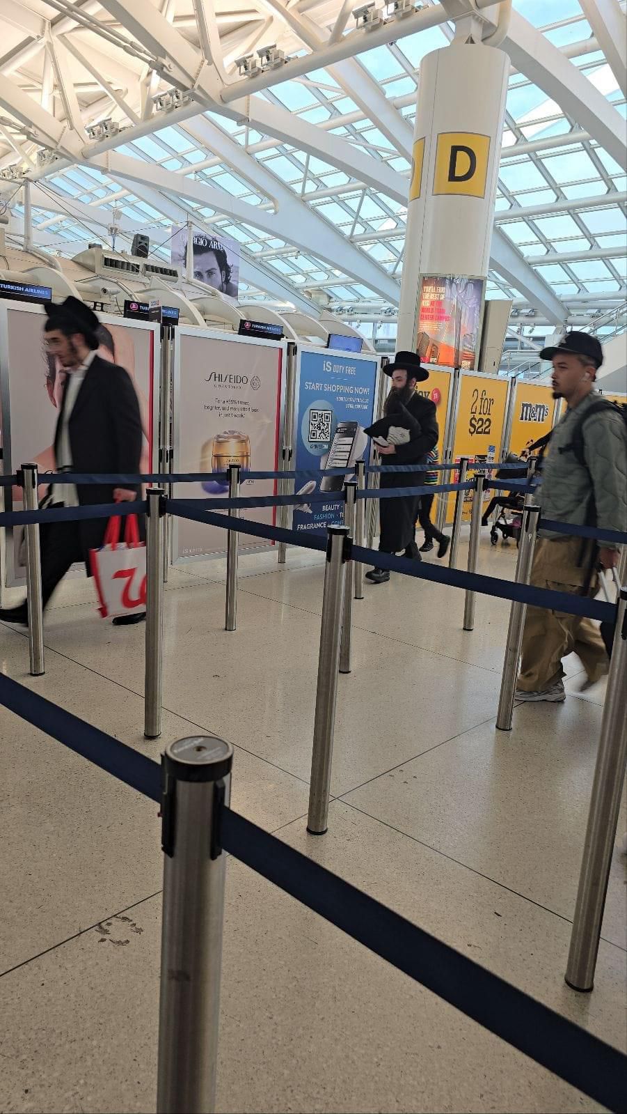 האדמו"ר מקאסוב לייקווד בשדה התעופה בדרך לארה"ק