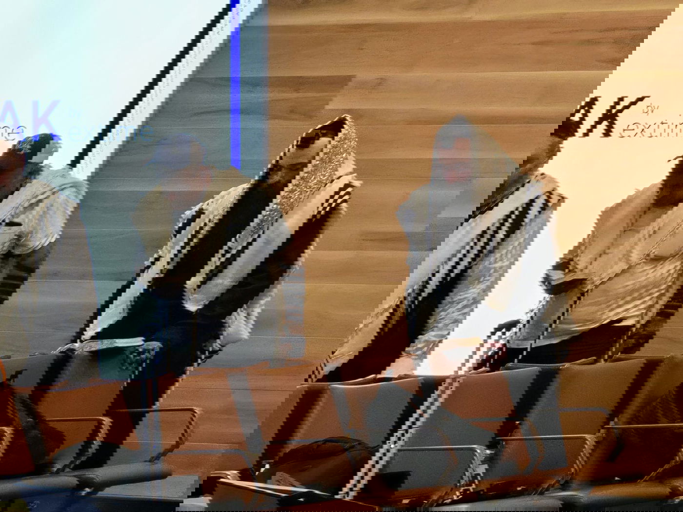 האדמו"ר מקאסוב לייקווד בתפילת שחרית בדרך לארה"ק