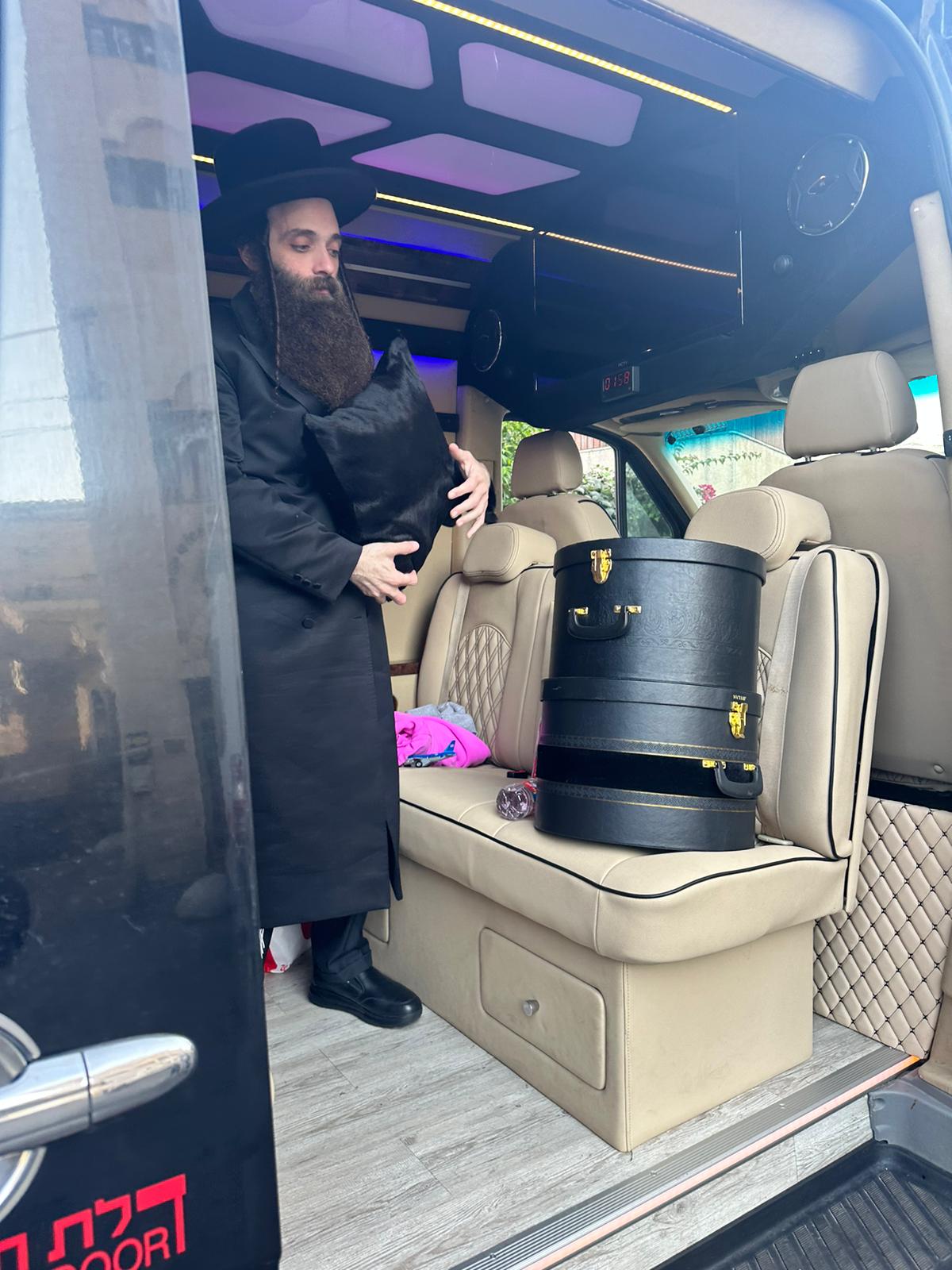 האדמו"ר מקאסוב לייקווד עם הגעתו לבית האכסניה בארה"ק