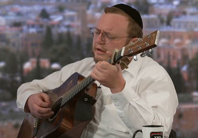 מילים: מתוך התפילה. לחן: הרב שלמה קרליבך