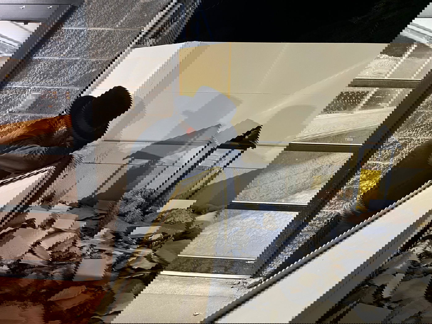 האדמו"ר מקאסוב לייקווד בתפילה ע"י ציון אביו זצ"ל