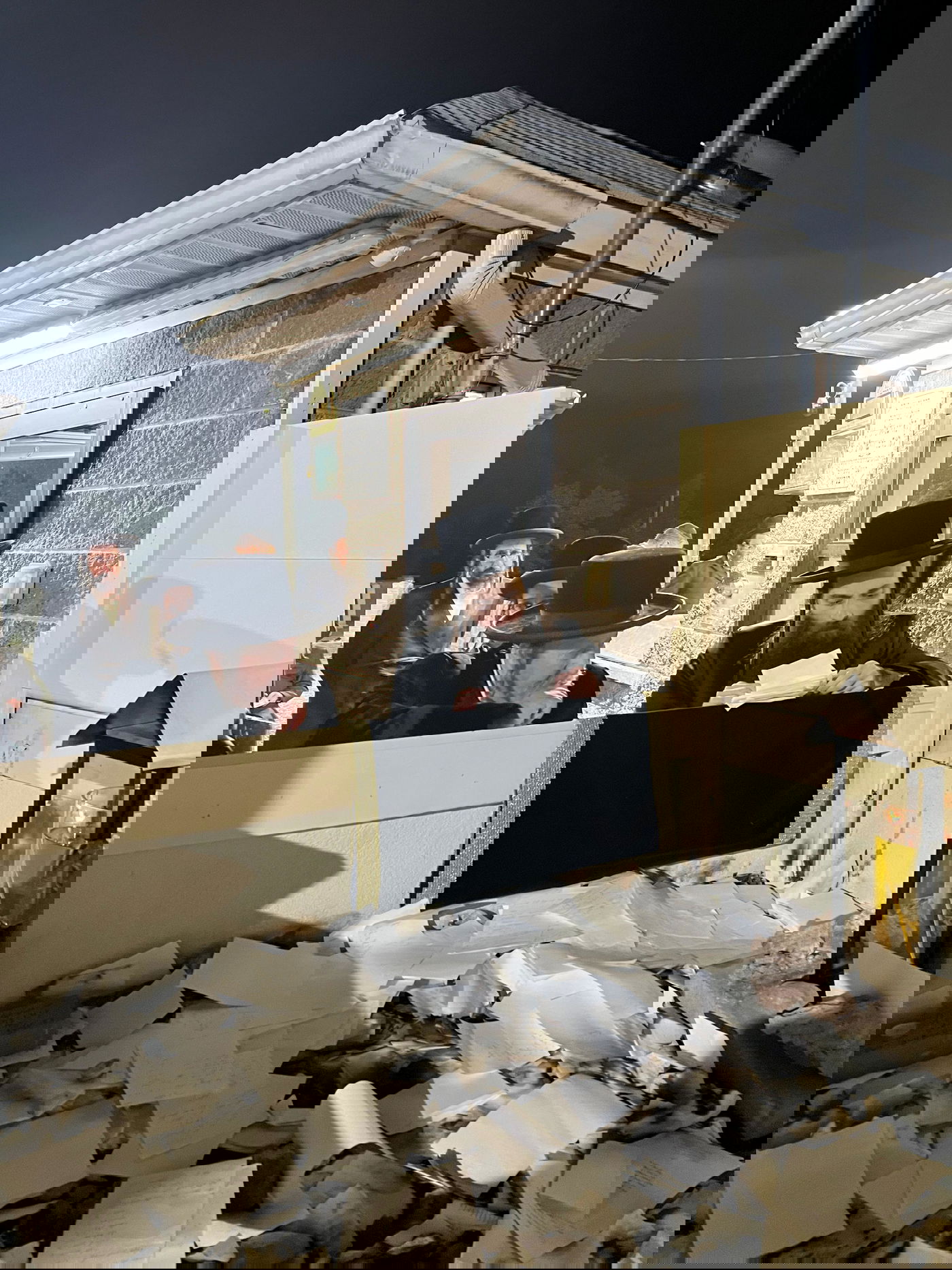 האדמו"ר מקאסוב לייקווד בתפילה ע"י ציון אביו זצ"ל