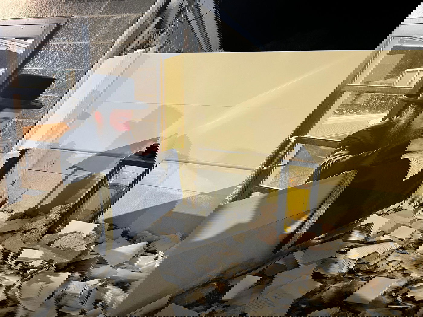 האדמו"ר מקאסוב לייקווד בתפילה ע"י ציון אביו זצ"ל