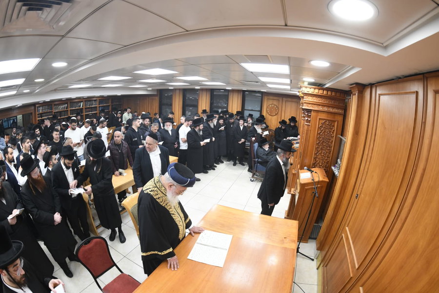 סליחות של בני הספרדים במעונו של האדמו"ר מבעלזא