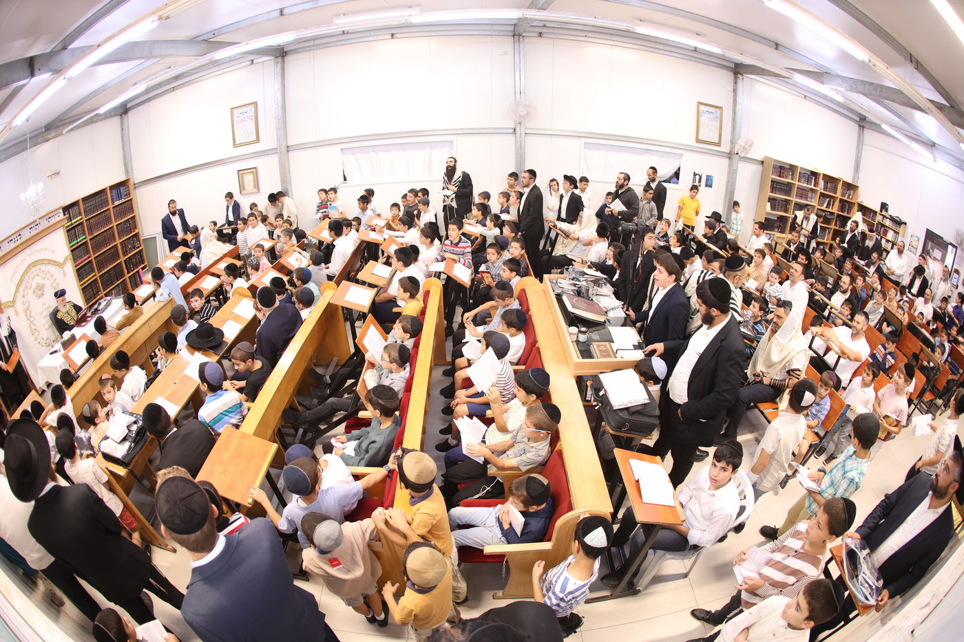 מעמד הסליחות המרכזי בשכונת רמות בראשות הגאון רבי יצחק יוסף 