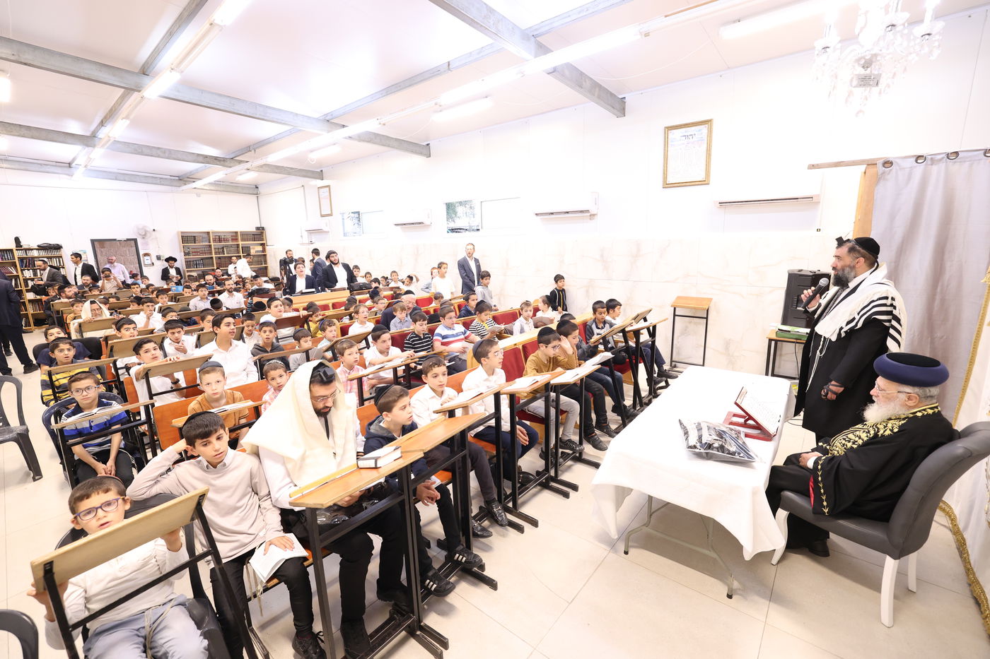 מעמד הסליחות המרכזי בשכונת רמות בראשות הגאון רבי יצחק יוסף 