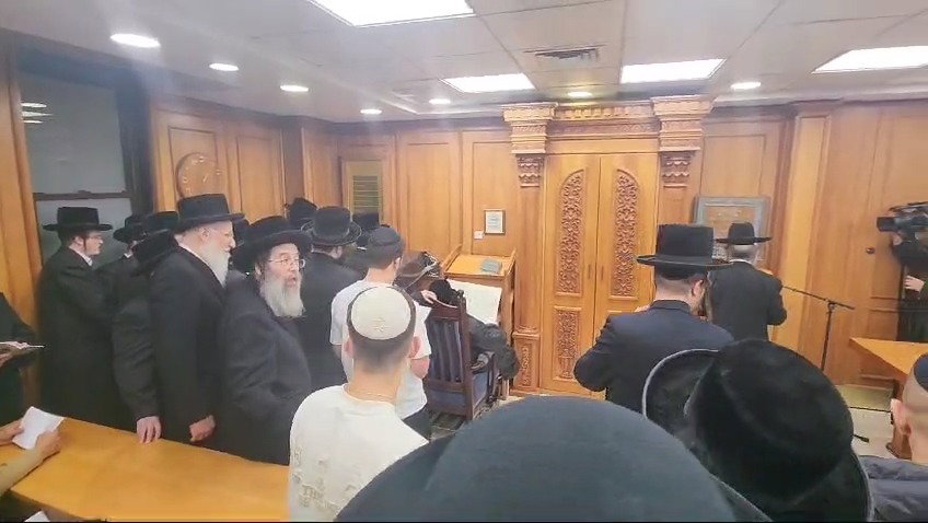 סליחות של בני הספרדים במעונו של האדמו"ר מבעלזא 