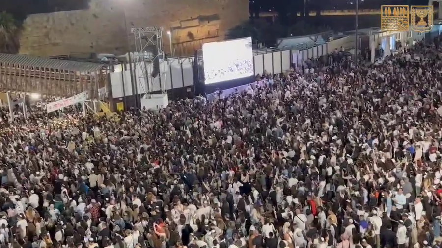 50 אלף מתפללים בשירת 'אדון הסליחות' ובתפילות המרגשות בזמן אמירת הסליחות אמש ברחבת הכותל.