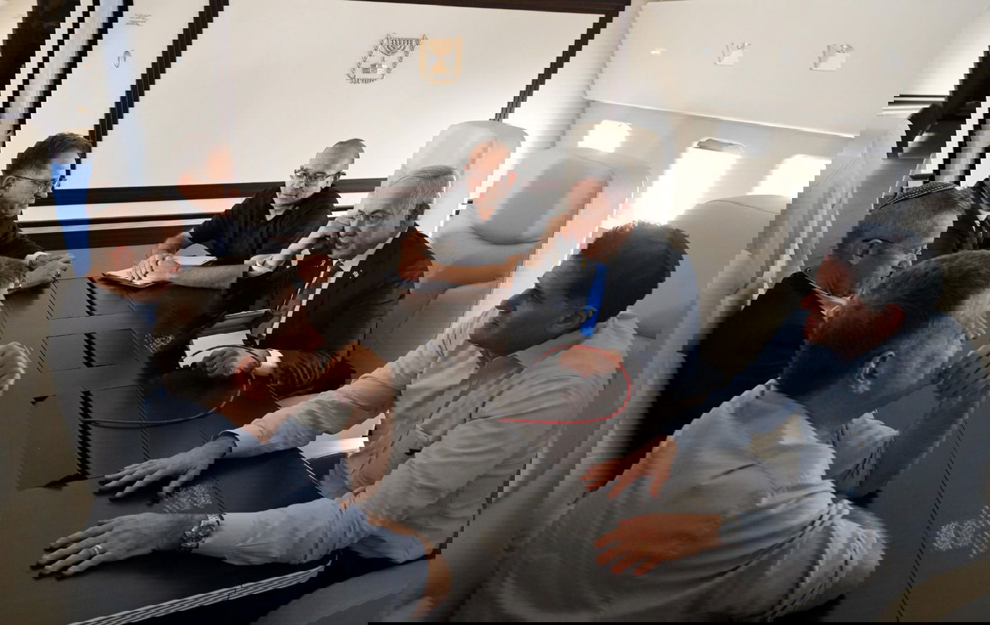 ראש הממשלה נתניהו בדיונים על מבצע 'סדר חדש' ממטוס ״כנף ציון״.