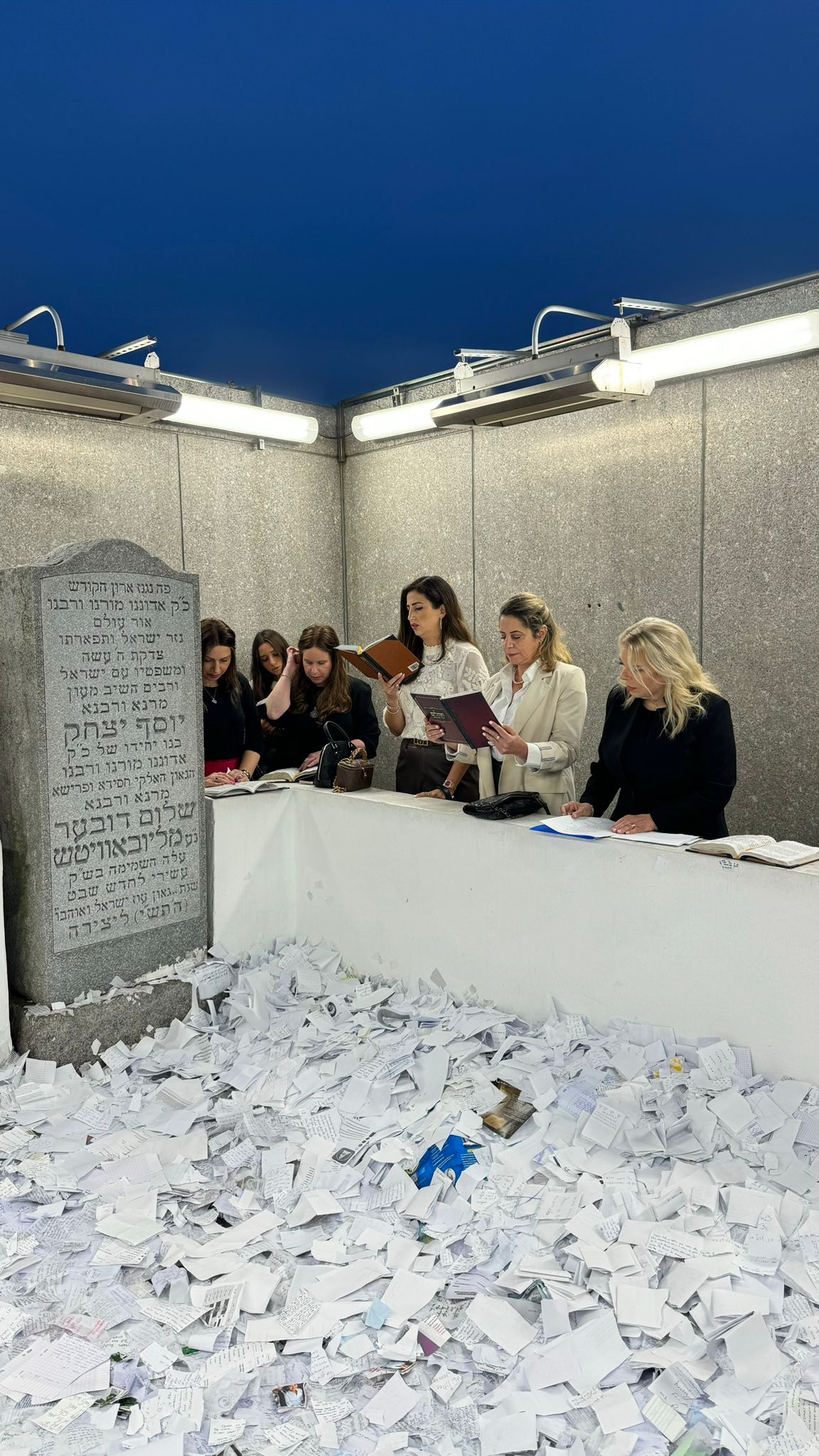בהגעתה לניו יורק: שרה נתניהו התפללה בציון הרבי מליובאוויטש | תיעוד