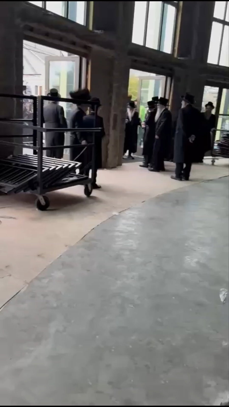 האדמו"ר מסקווירא בקביעת מזוזה בפתח ביהמ"ד החדש 