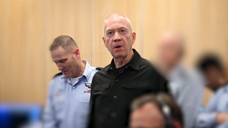 שר הביטחון גלנט בתא הפיקוד שניהל את התקיפה בתימן