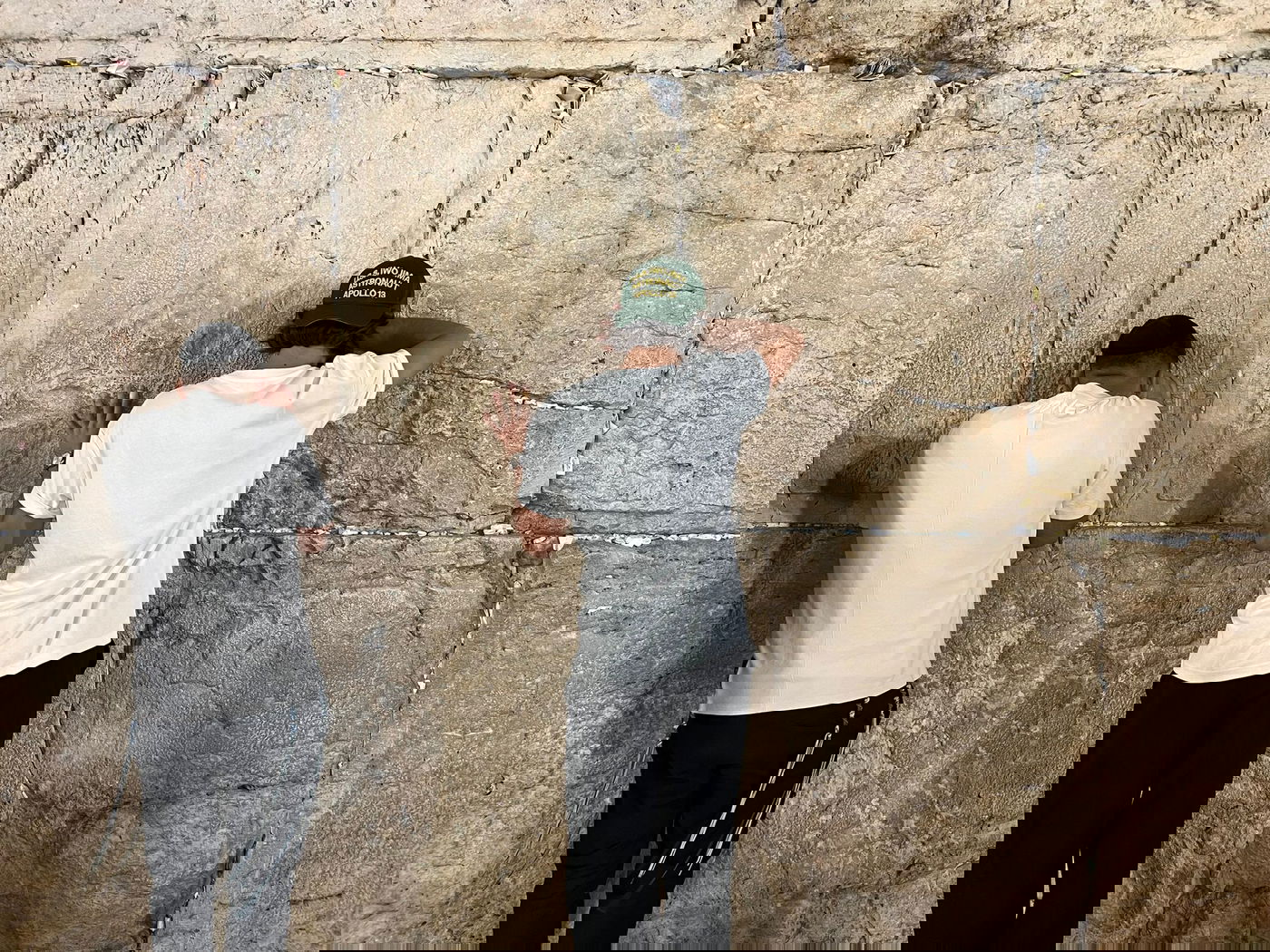 השחקן הישראלי עומר חזן ביקש סליחה בכותל המערבי | תיעוד