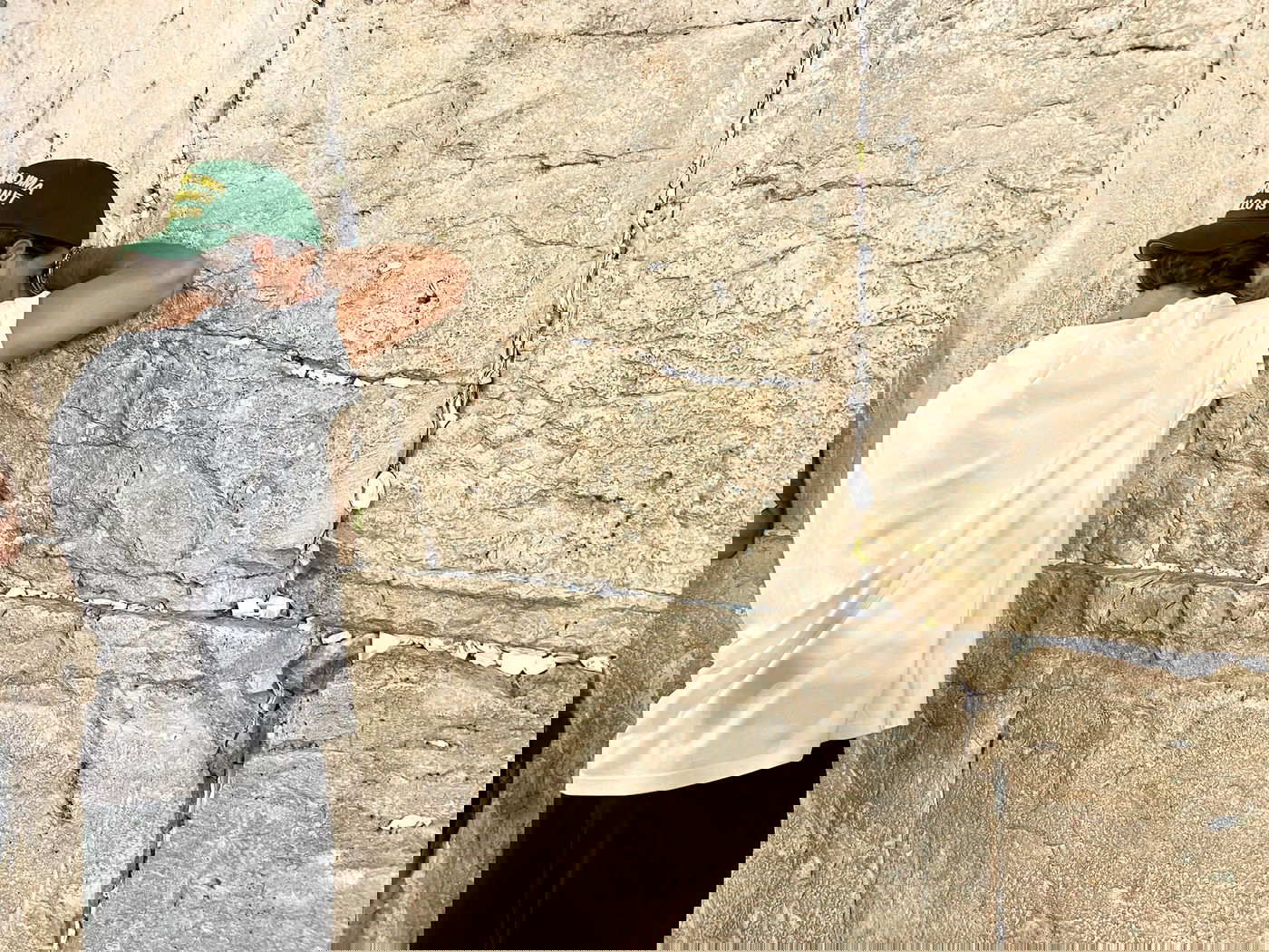 השחקן הישראלי עומר חזן ביקש סליחה בכותל המערבי | תיעוד