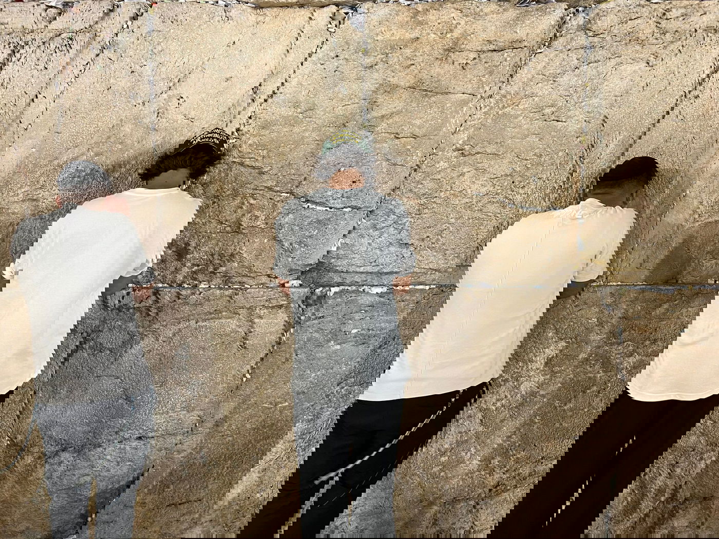 השחקן הישראלי עומר חזן ביקש סליחה בכותל המערבי | תיעוד