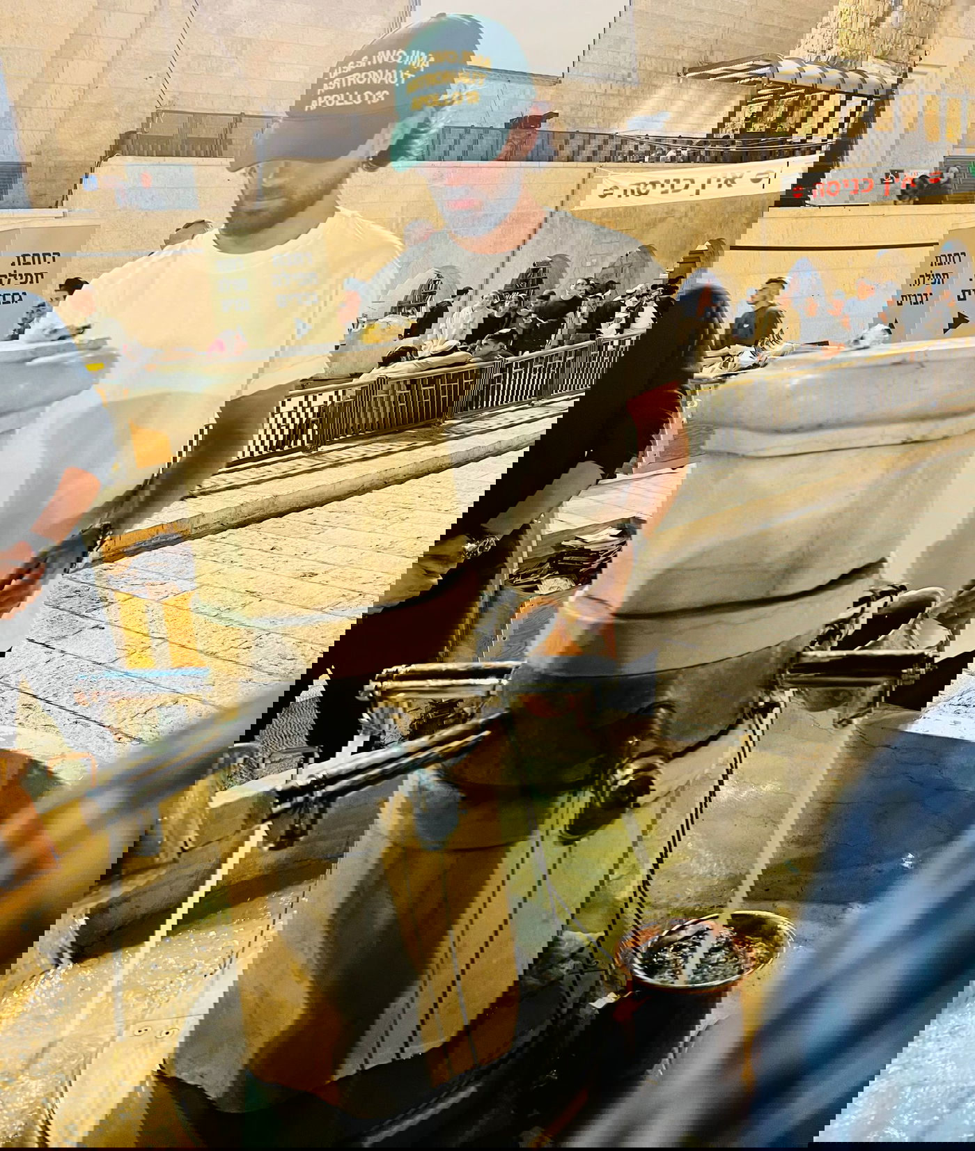 השחקן הישראלי עומר חזן ביקש סליחה בכותל המערבי | תיעוד