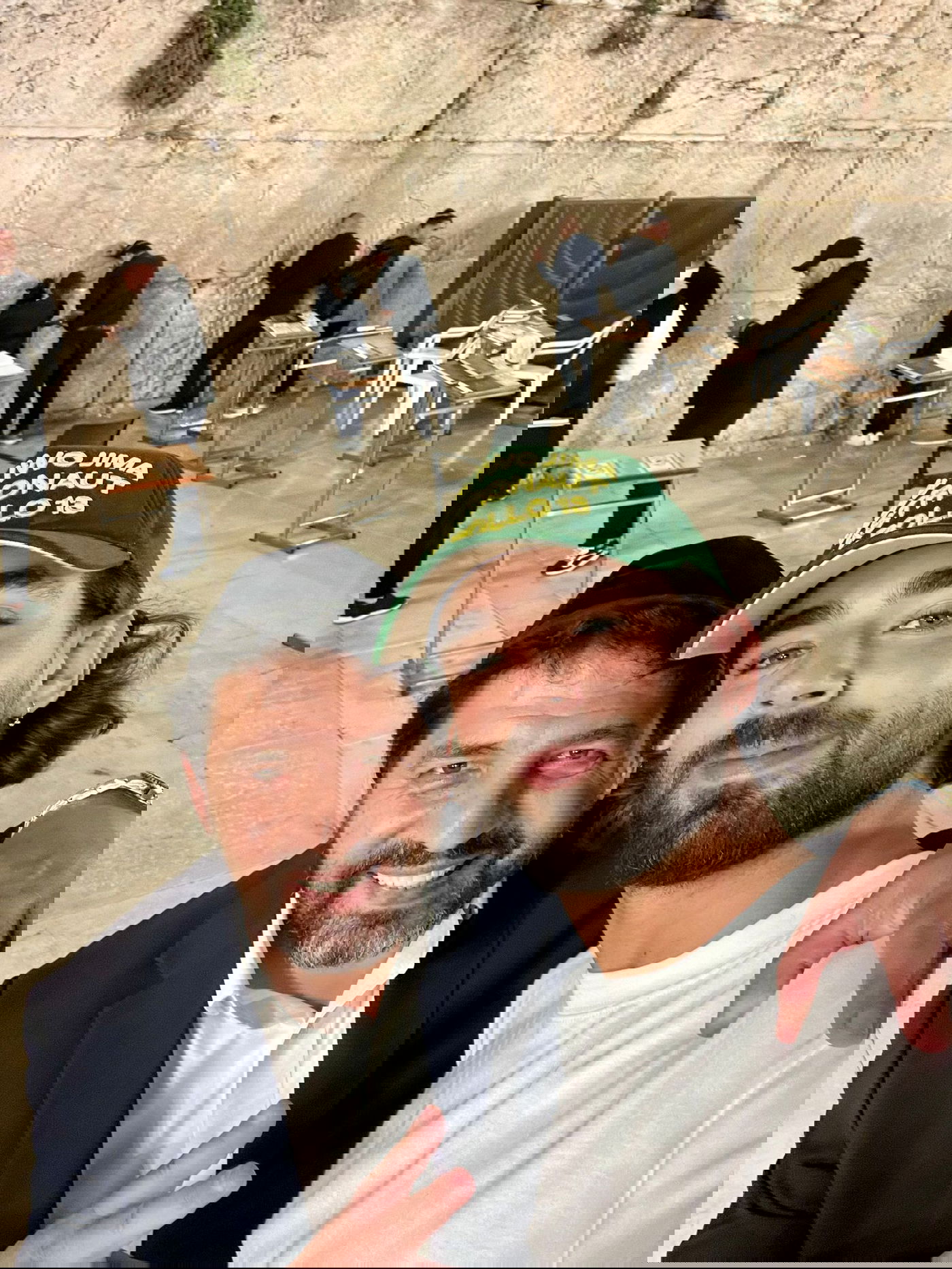 השחקן הישראלי עומר חזן ביקש סליחה בכותל המערבי | תיעוד