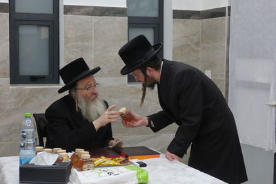 האדמו"ר מביאלה בקבלת קהל ב'קרית גת'