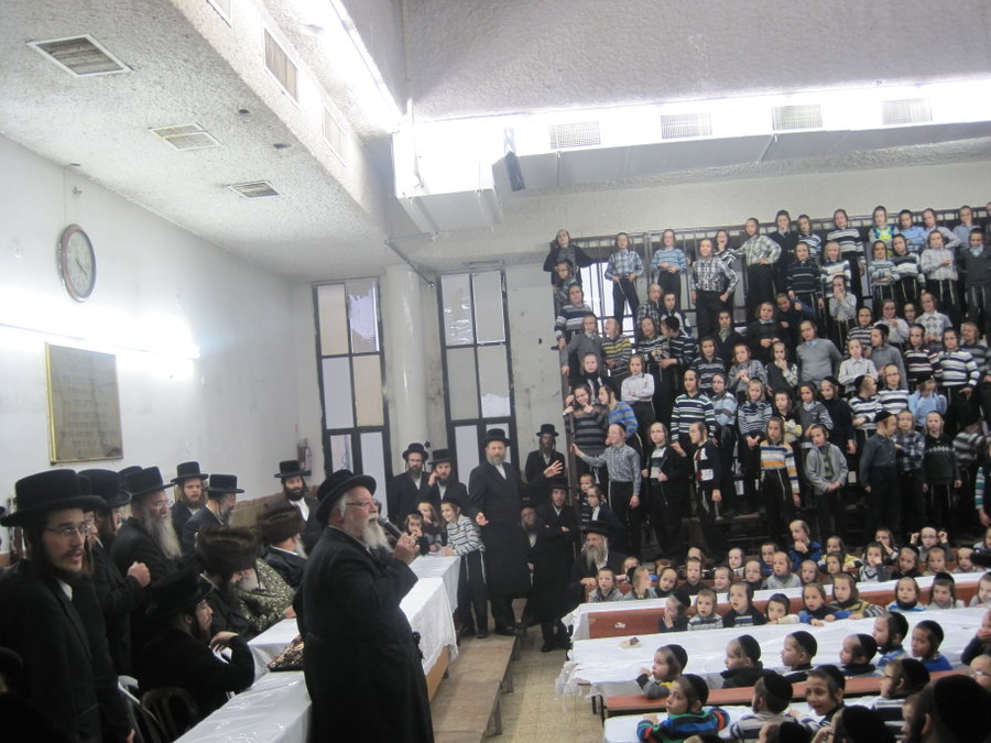 בעלה יבלחט"א ר' אברהם נח וייסמן במעמד 'קריאת שמע' עם ילדי החמד